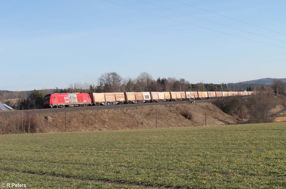 2016 913 zieht den Hackschnitzelzug von Wiesau bis Hof bei Pechbrunn. 23.02.19