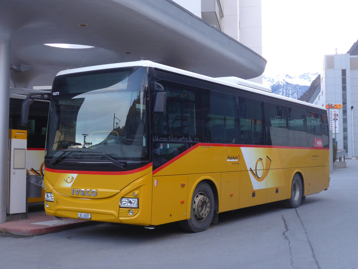 (201'919) - Autotour, Visp - VS 6097 - Iveco am 3. Mrz 2019 beim Bahnhof Visp