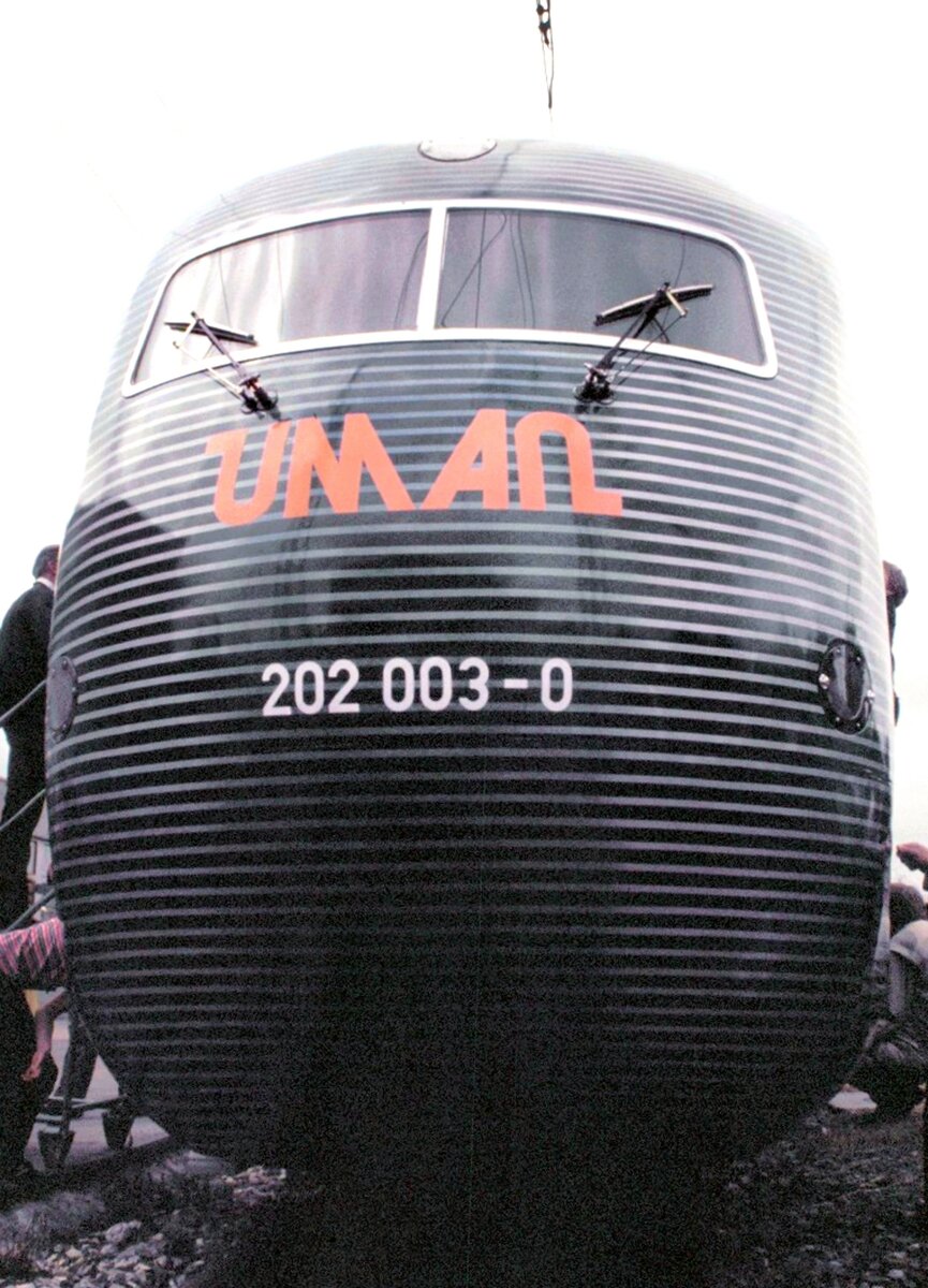 202 003-0 UM AN Henschel/BBC DE 2500 Front, der 103 nachemfunden, in München-Freimann am 27.06.1982.