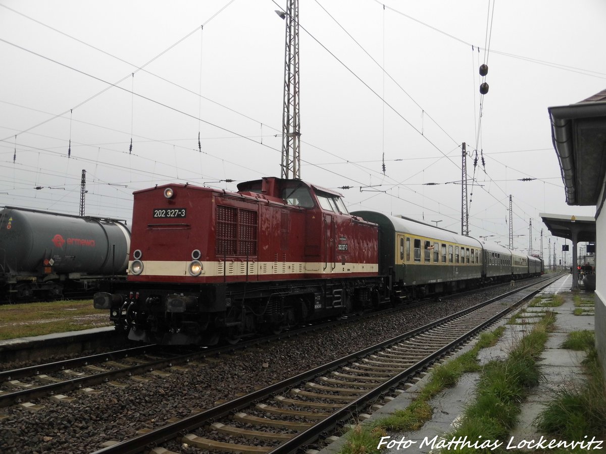 202 327 (203 227) der LEG mit dem Sonderzug und der E44 044 am ende im Bahnhof Gro�korbetha am 16.4.16