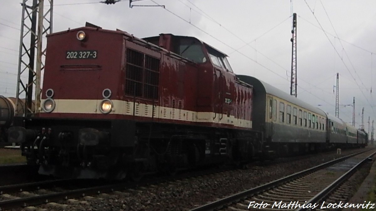 202 327 (203 227) der LEG und E44 044 am Zugende im Bahnhof Gro�korbetha am 17.4.16