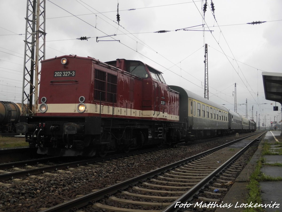 202 327 (203 227) der LEG und E44 044 am Zugende im Bahnhof Gro�korbetha am 17.4.16