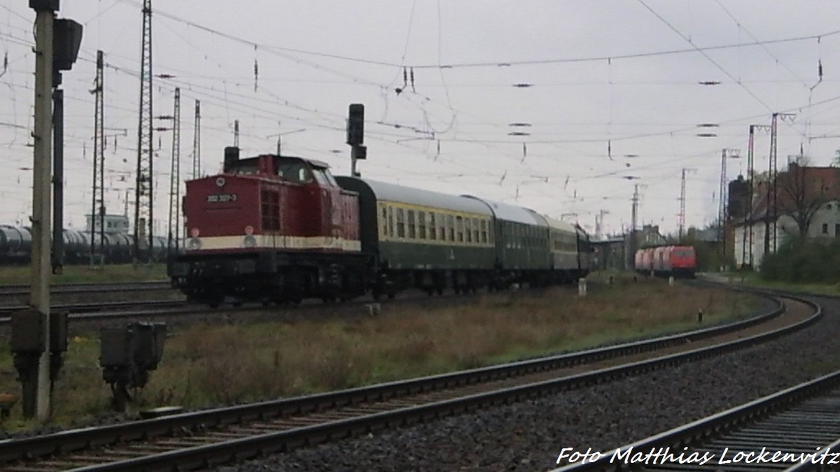 202 327 (203 227) der LEG am ende des Sonderzuges bei der Einafhrt in Gro�korbetha am 17.4.16