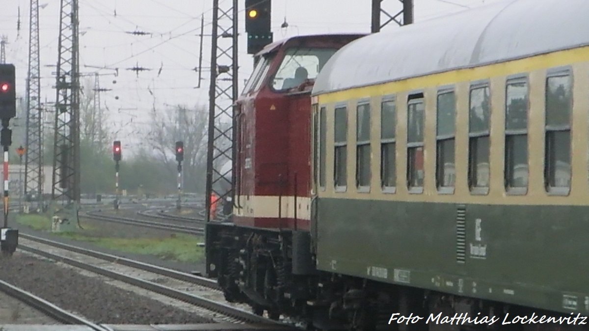 202 327 (203 227) der LEG mit dem Sonderzug und der E44 044 am ende beim verlassen des Bahnhofs Gro�korbetha in Richtung Wei�enfels am 17.4.16