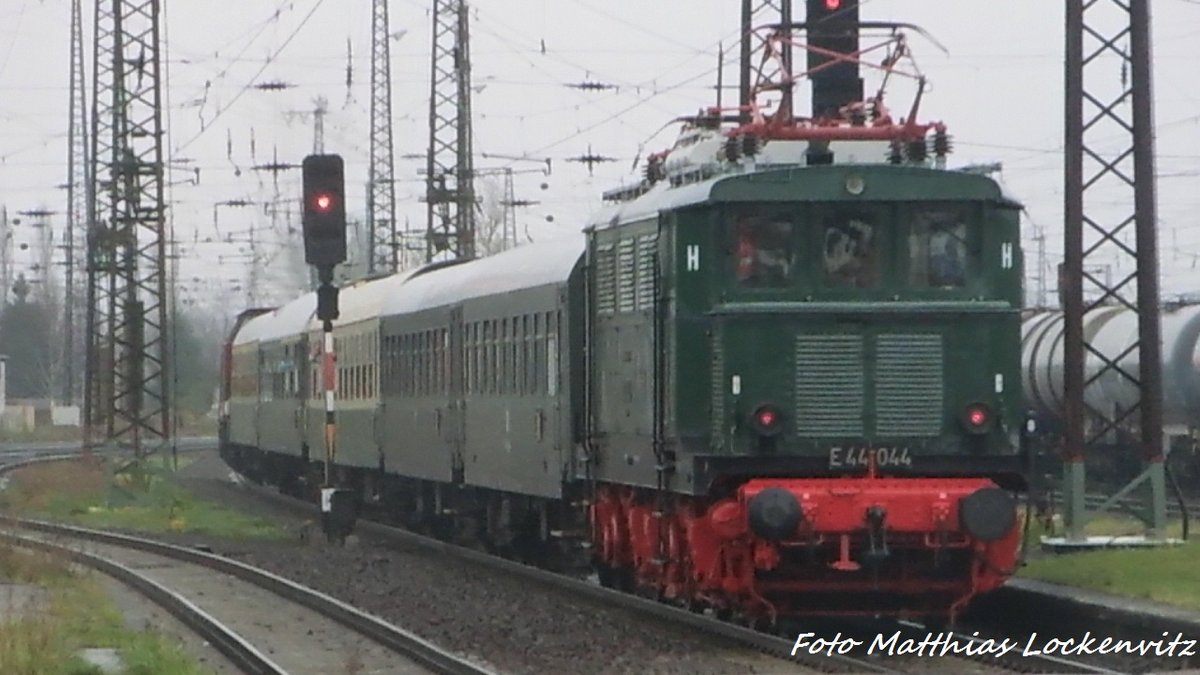202 327 (203 227) der LEG mit dem Sonderzug und der E44 044 am ende beim verlassen des Bahnhofs Gro�korbetha in Richtung Wei�enfels am 17.4.16