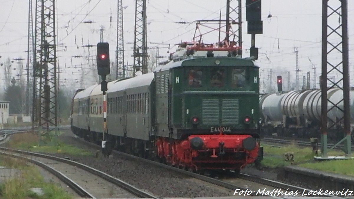 202 327 (203 227) der LEG mit dem Sonderzug und der E44 044 am ende beim verlassen des Bahnhofs Gro�korbetha in Richtung Wei�enfels am 17.4.16