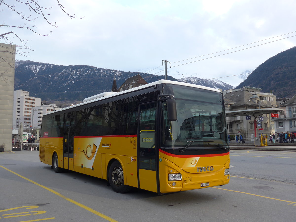 (202'475) - PostAuto Wallis - VS 424'837 - Iveco am 17. M�rz 2019 beim Bahnhof Brig