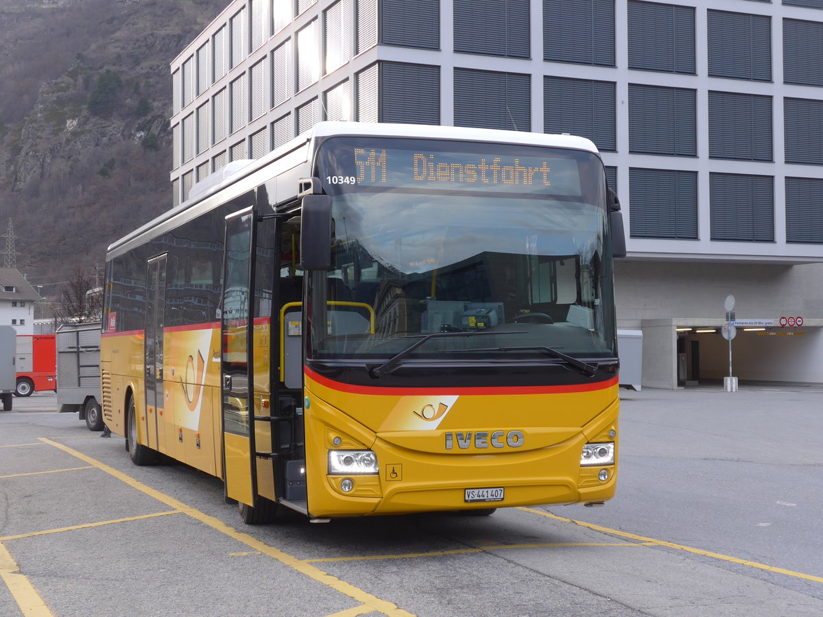 (202'476) - PostAuto Wallis - VS 441'407 - Iveco am 17. M�rz 2019 beim Bahnhof Brig