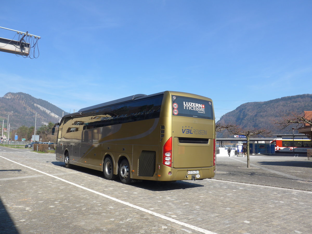 (202'869) - VBL Luzern - Nr. 804/LU 254'230 - Volvo am 22. M�rz 2019 beim Bahnhof Alpnachstad