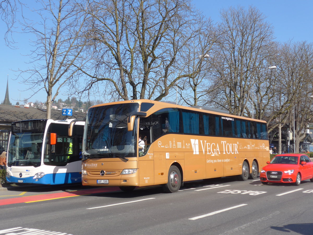 (202'987) - Aus Tschechien: Vega Tour, Praha - Nr. 303/4AP 1066 - Mercedes am 23. M�rz 2019 beim Bahnhof Luzern