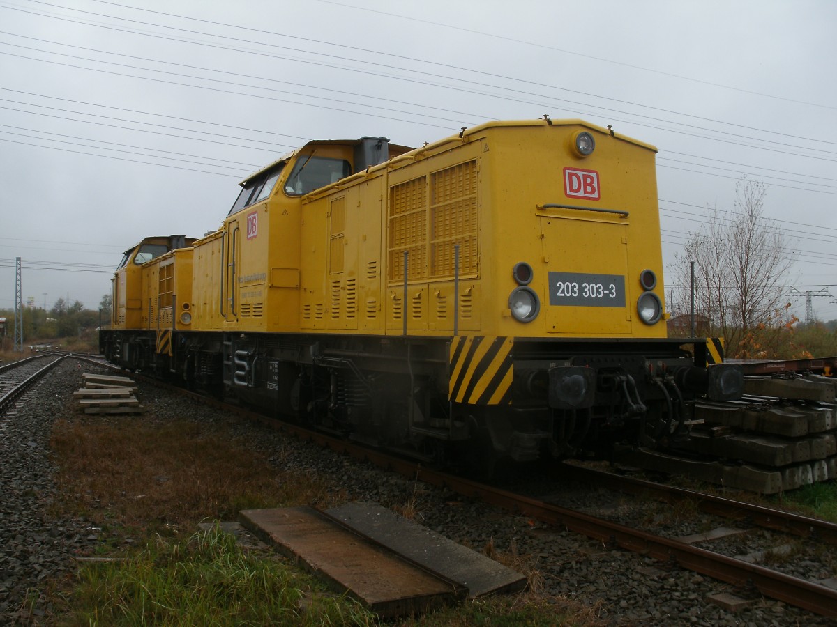 203 303-3 von DB-Netz,am 02.November 2013,in Stralsund.