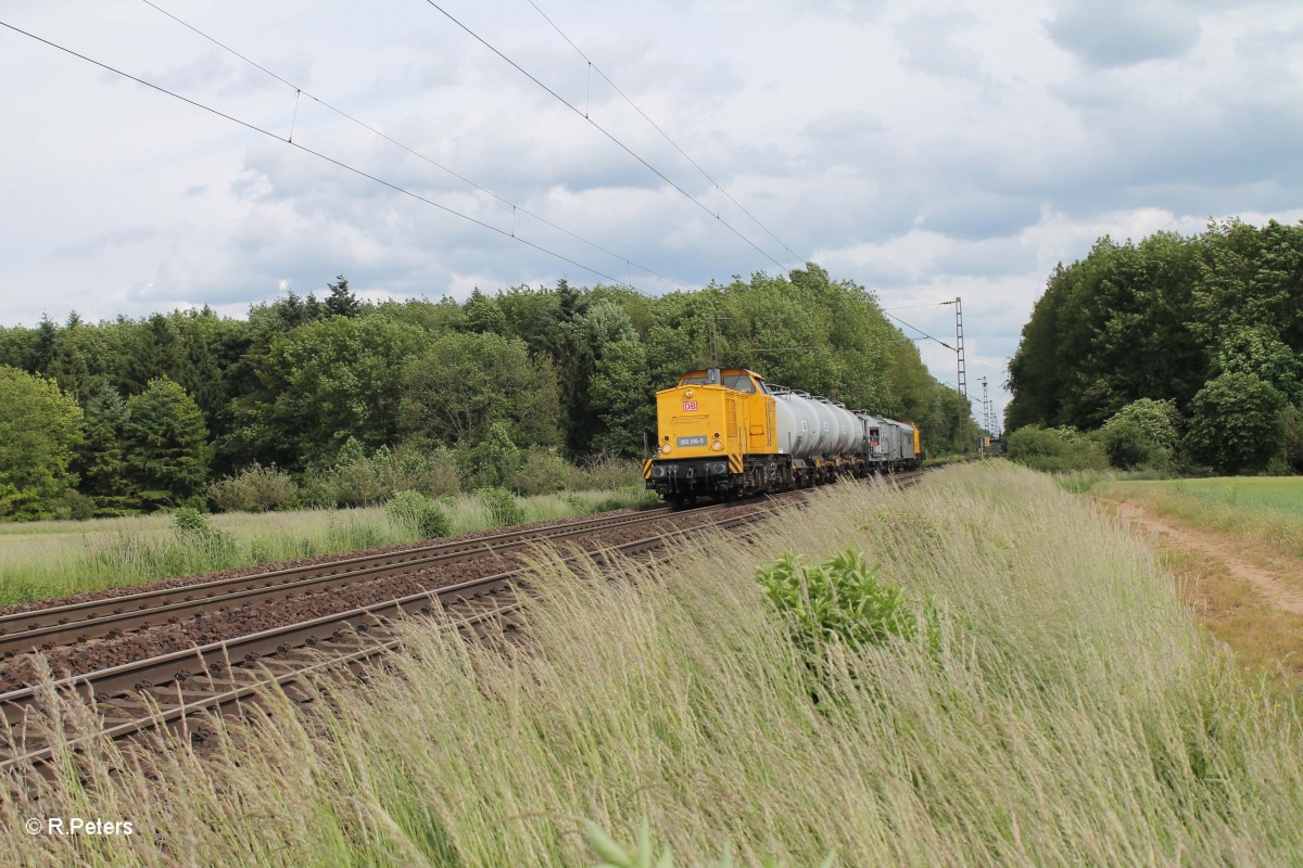 203 316-5 und 203 310-8 mit dem Unkrautvernichtungszug (Blümchentod) bei Bischofsheim. 30.05.15