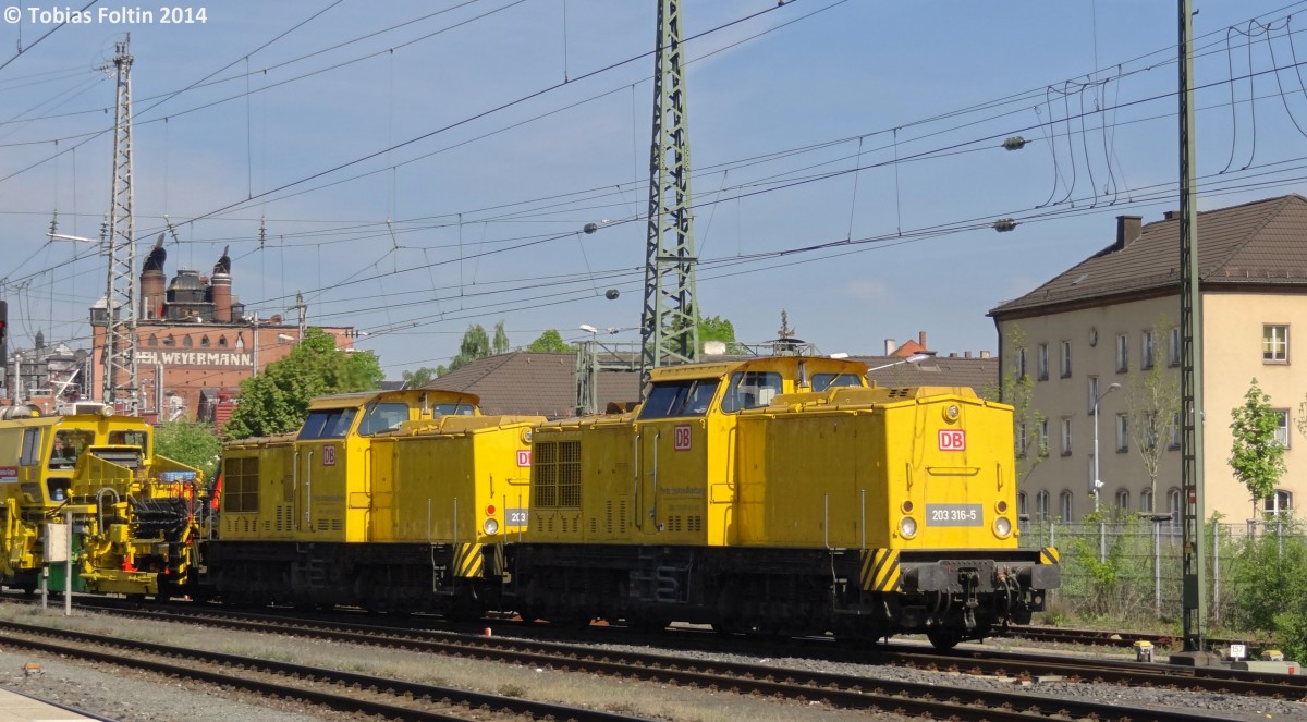 203-316 und eine Schwesterlok rangieren in Bamberg.
Aufgenommen im April 2014.