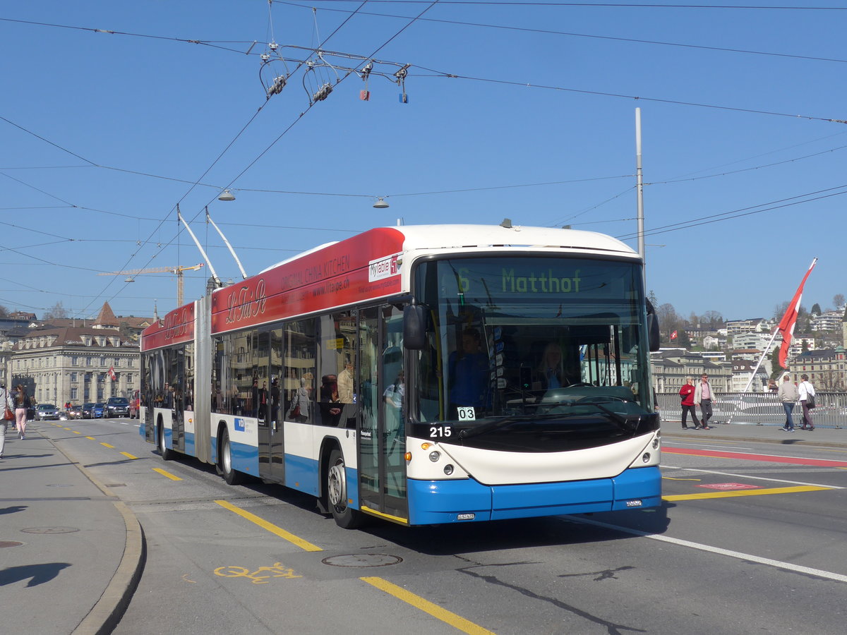 (203'007) - VBL Luzern - Nr. 215 - Hess/Hess Gelenktrolleybus am 23. M�rz 2019 in Luzern, Bahnhofbr�cke