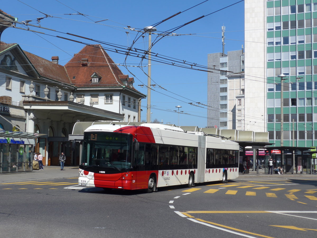 (203'238) - TPF Fribourg - Nr. 529 - Hess/Hess Gelenktrolleybus am 24. M�rz 2019 beim Bahnhof Fribourg