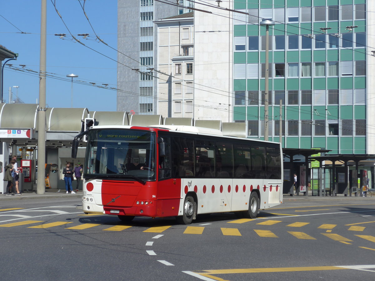 (203'253) - TPF Fribourg - Nr. 94/FR 300'233 - Volvo am 24. M�rz 2019 beim Bahnhof Fribourg