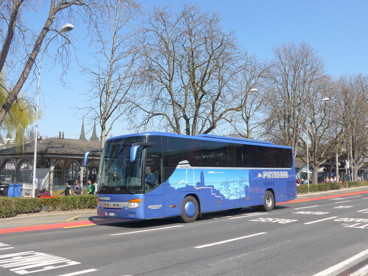 (203'331) - Aus Italien: Petruzzi, Lagopesole - EY-004 XL - Setra am 30. M�rz 2019 beim Bahnhof Luzern