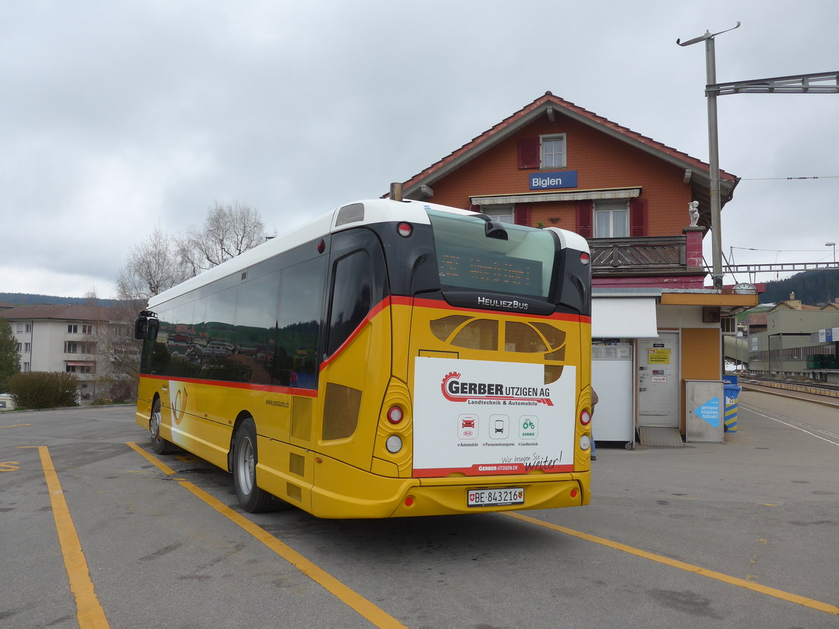 (203'496) - PostAuto Bern - Nr. 216/BE 843'216 - Heuliez am 7. April 2019 beim Bahnhof Biglen