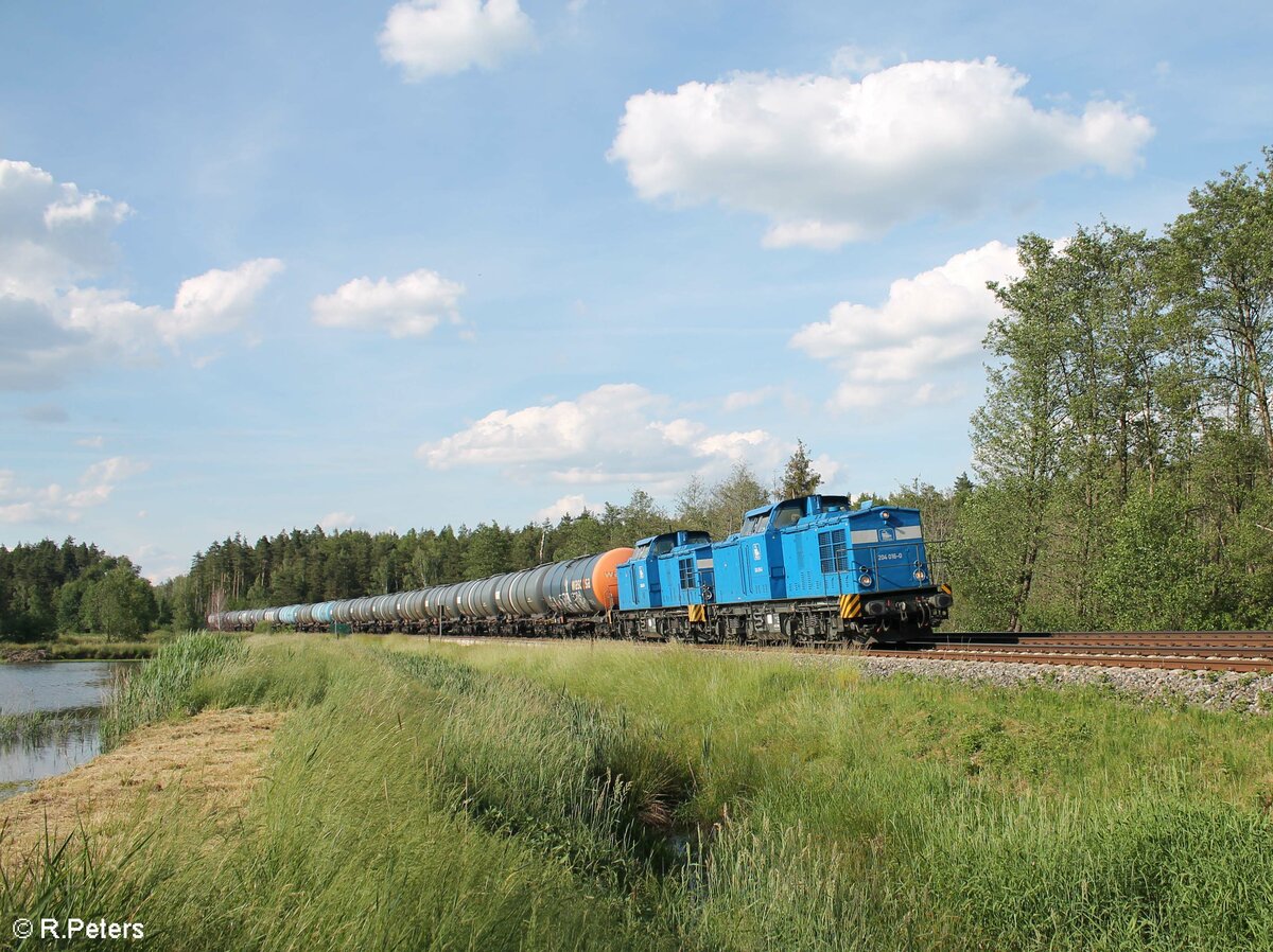 204 016-0 + 204 031 mit dem Hauer Kesselzug nach Weiden südlich von Wiesau. 12.06.22