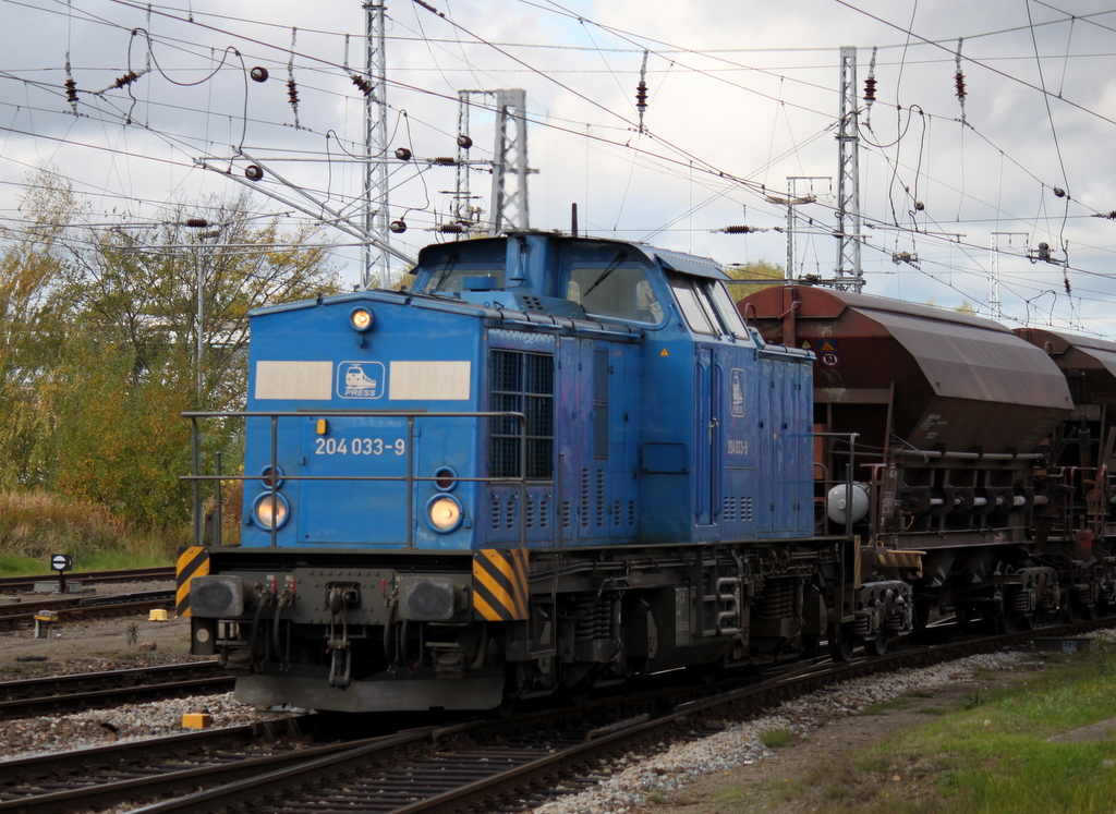 204 033-9 mit dem Leerzug von Rostock-Bramow nach Wurzen bei der Durchfahrt im Rostocker Hbf.18.10.2013