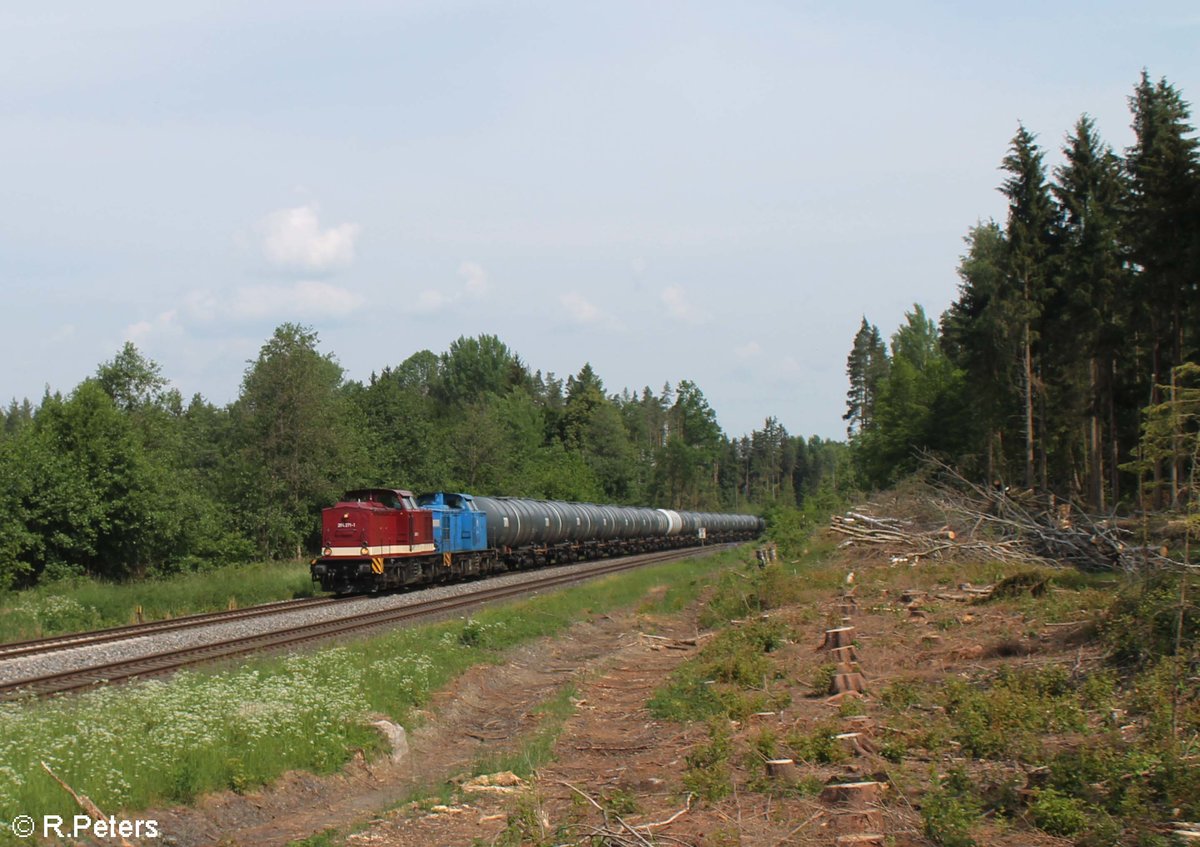 204 271 und 204 022 ziehen einen Kesselzug für Hauer in Weiden West zwischen Wiesau/Oberpfalz und Reuth bei Erbendorf. 27.05.18