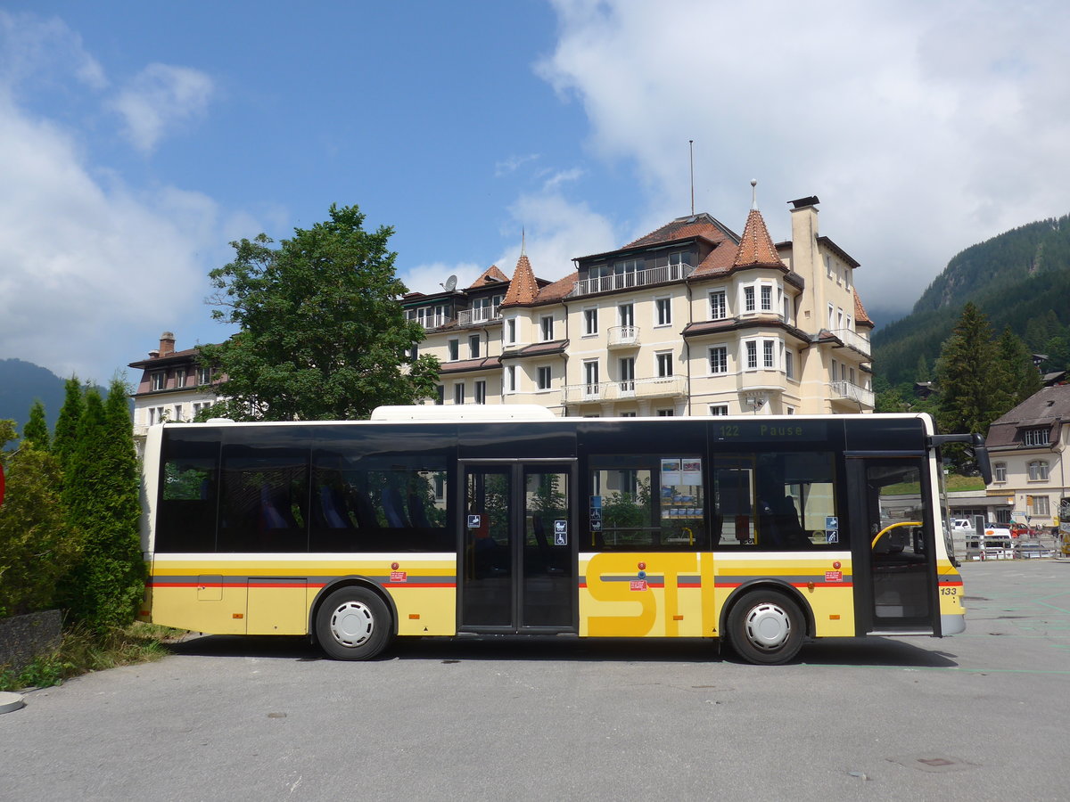 (207'688) - STI Thun - Nr. 133/BE 801'133 - MAN/G�ppel am 9. Juli 2019 beim Bahnhof Grindelwald (Einsatz AVG G.)