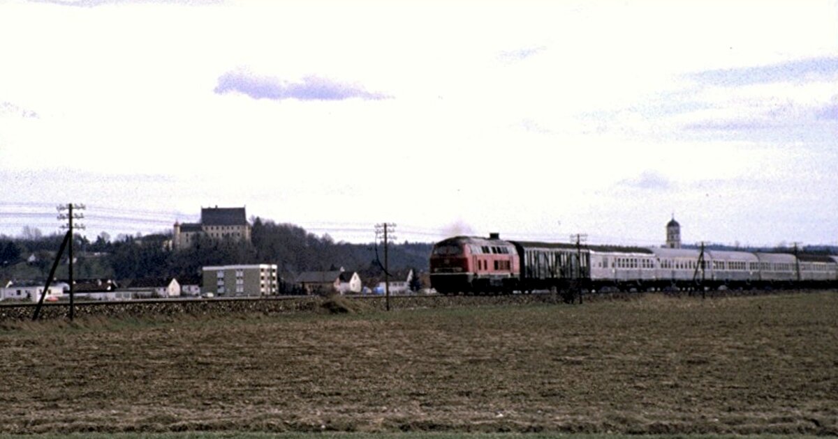 210 005-5 mit Nahverkehrszug in Illertissen mit dem V�hlinschloss im Hintergrund, im Mai 1980.