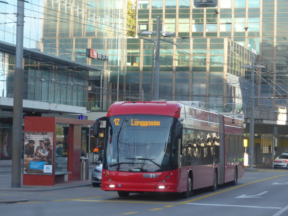 (210'079) - Bernmobil, Bern - Nr. 31 - Hess/Hess Gelenktrolleybus am 12. Oktober 2019 beim Bahnhof Bern