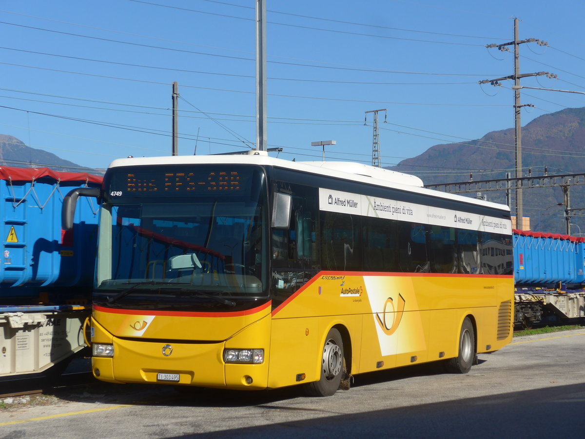 (210'602) - Via Lines, Lugano - TI 303'495 - Irisbus (ex Chiesa, Riazzino) am 26. Oktober 2019 beim Bahnhof Cadenazzo