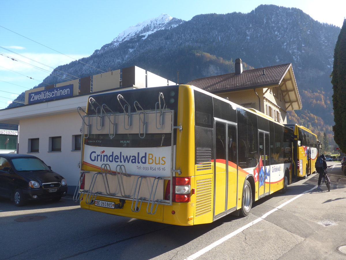 (210'998) - AVG Grindelwald - Nr. 11/BE 261'865 - MAN/G�ppel am 11. November 2019 beim Bahnhof Zweil�tschinen