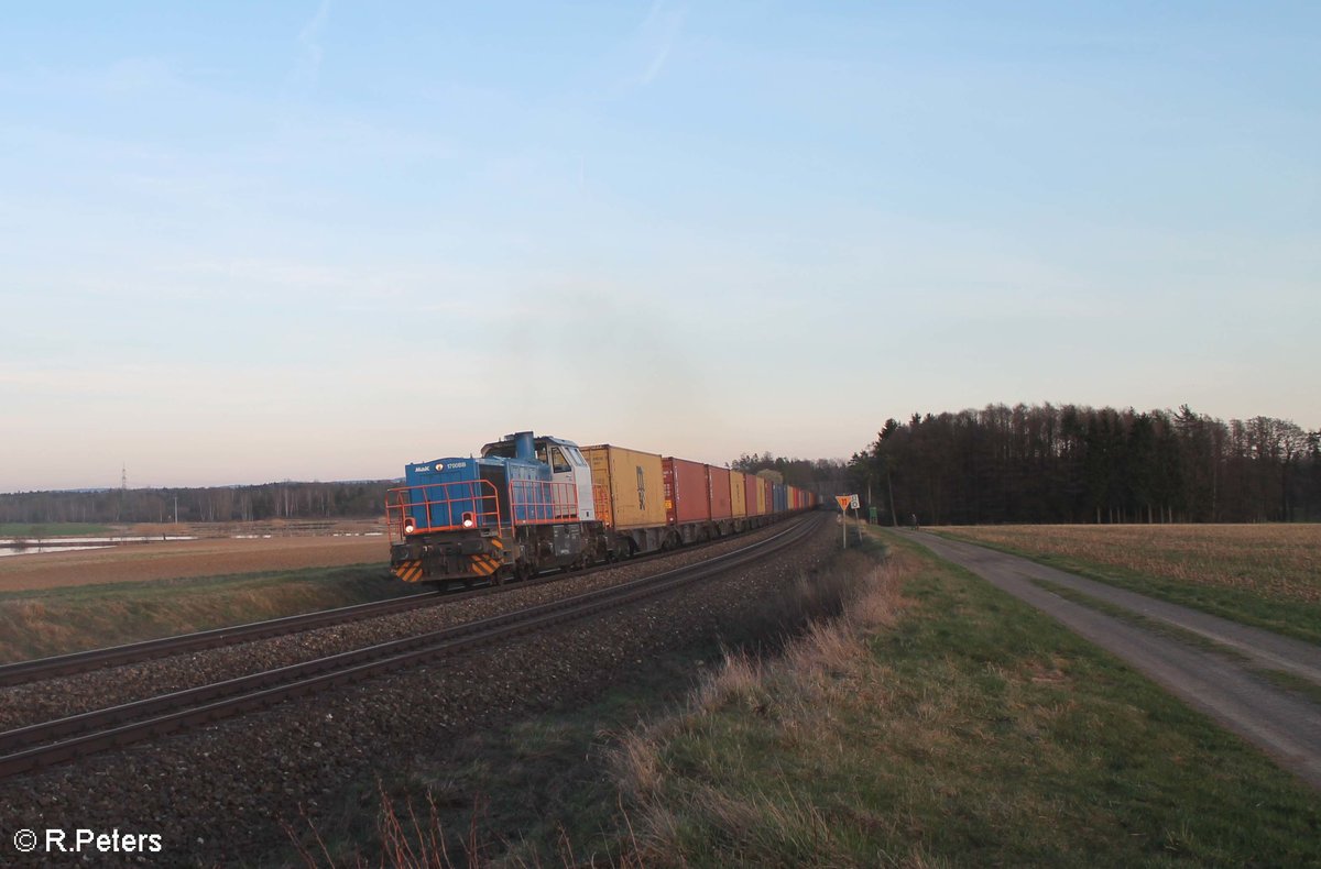 211 011-3 zieht bei Oberteich im aller letzten Licht den Wiesau - Hamburg Containerzug. 31.03.17