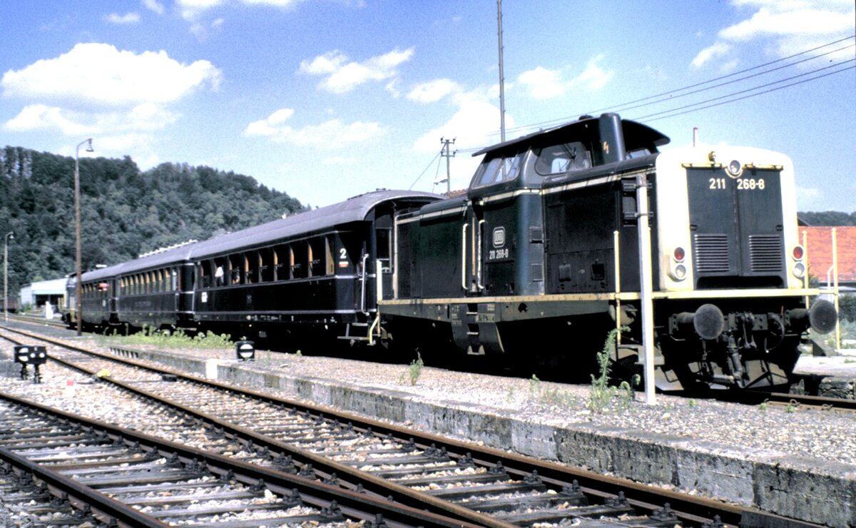 211 207-6 mit 3 Schürzenwagen ehemals Rheinpfeil und 211 268-8  bei der Stadtrundfahrt am anderen Ende in Passau, am Wendepunkt am 02.08.1986.