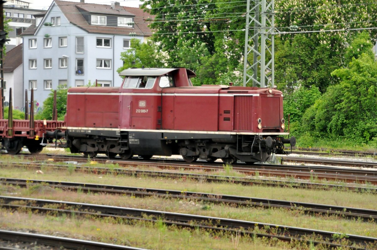 212 089-7 mit zwei Rungenwagen in Ulm am 20.05.2023.