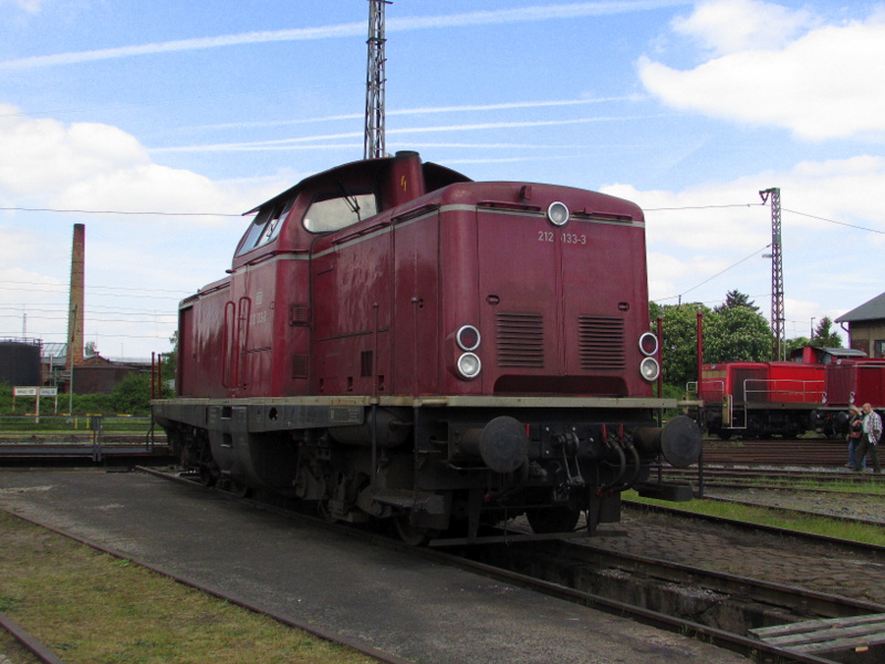 212 133-3 stand beim Lokschuppen-Fest in Hanau an der Drehscheibe.Aufgenommen am 04.Mai.2014