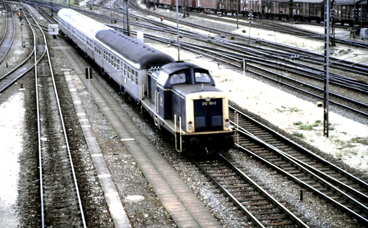 212 181-2 mit Nahverkehrszug, 3 Silberlinge; in Augsburg am 23.06.1985.