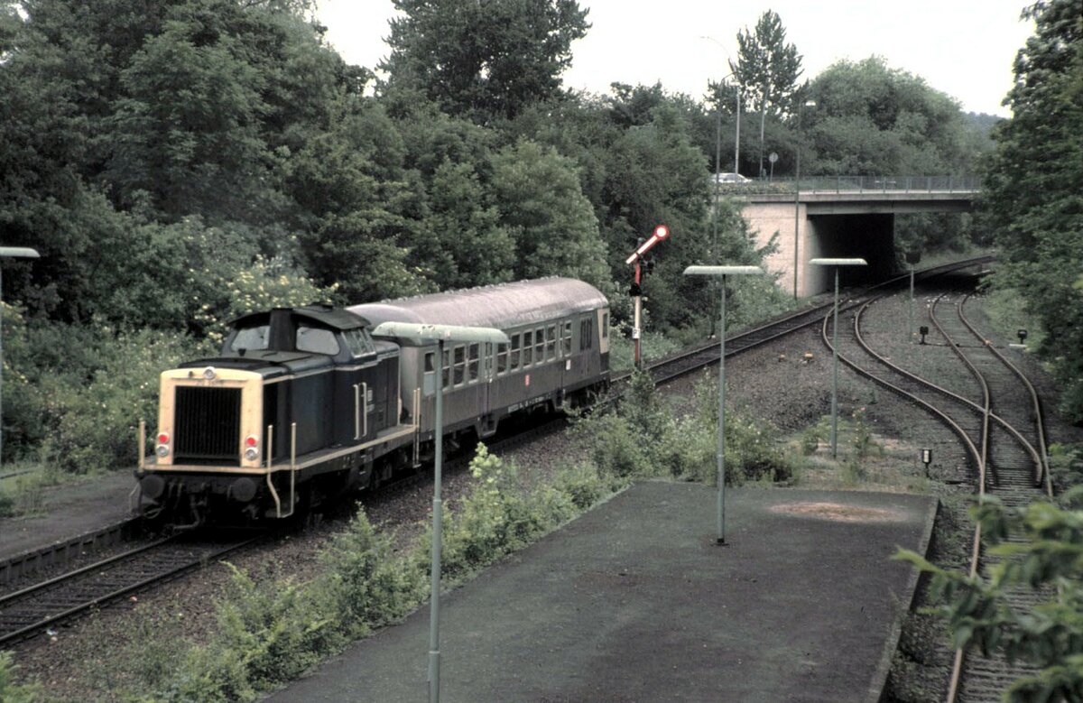 212 187-9 mit einem Silberling Steuerwagen als Pendelzug von Salzgitter-Lebenstedt und Braunschweig (davor Akkuzug 515) im August 1998.