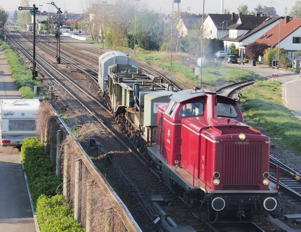 212 209-1 (V 100 2091 der VEB) startet aus Vöhringen mit dem Tragschnabelwagen für die Rückfahrt nach Nürnbergam 29.04.2016.