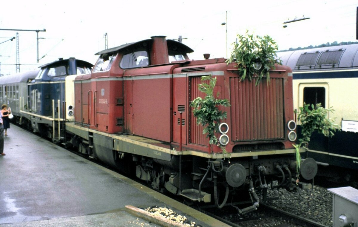 212 236-4 und 212 244-8 bei der Abschiedsfahrt der Strecke Göppingen - Schwäbisch Gmünd am 21.06.1984. Die Kursbuchstrecke Nr.901 hatte eine Länge von 27,24 km mit einer max Steigung bis zu 25 0/00 bei einer max zulässigen Geschwindigkeit von 50-60 km/h. Nach der letzten Zugdurchfahrt wurde die Strecke abgebaut und ein Fahrradweg angelegt.
