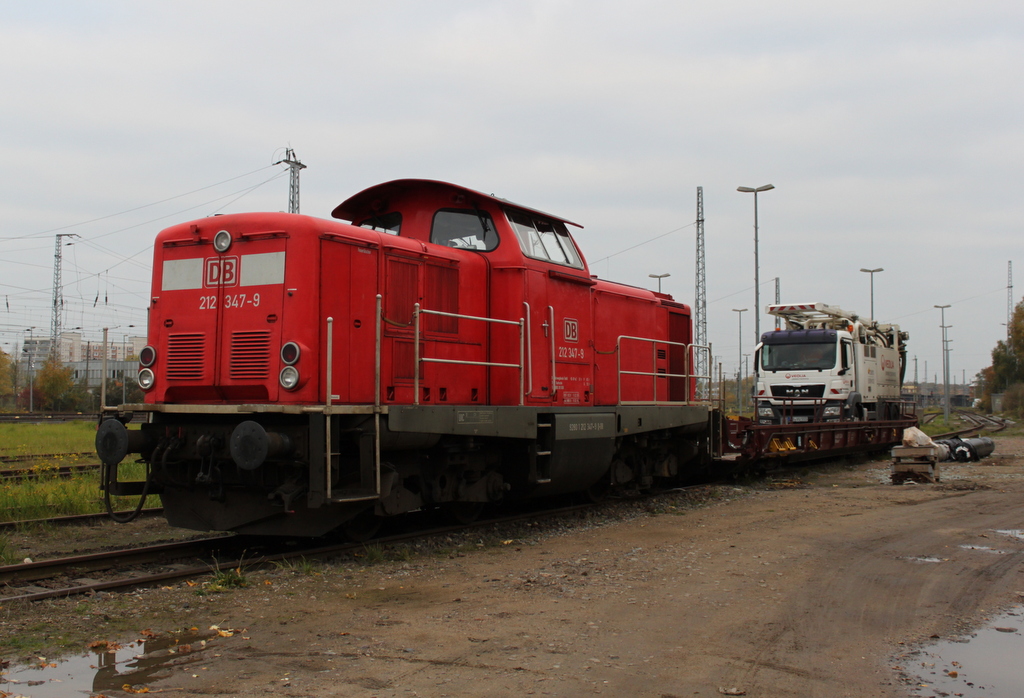 212 347-9 der Firma DB Fahrwegdienste GmbH stand am 24.10.2015 abgestellt im Rostocker Hbf.