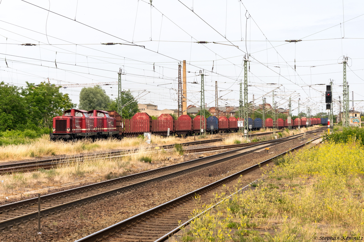 213 334-6  Marion  & 213 339-5  Diana  RBG - Rennsteigbahn GmbH & Co. KG mit einem leeren Holzzug in Magdeburg-Neustadt und fuhren weiter in Richtung Hauptbahnhof. 17.06.2015