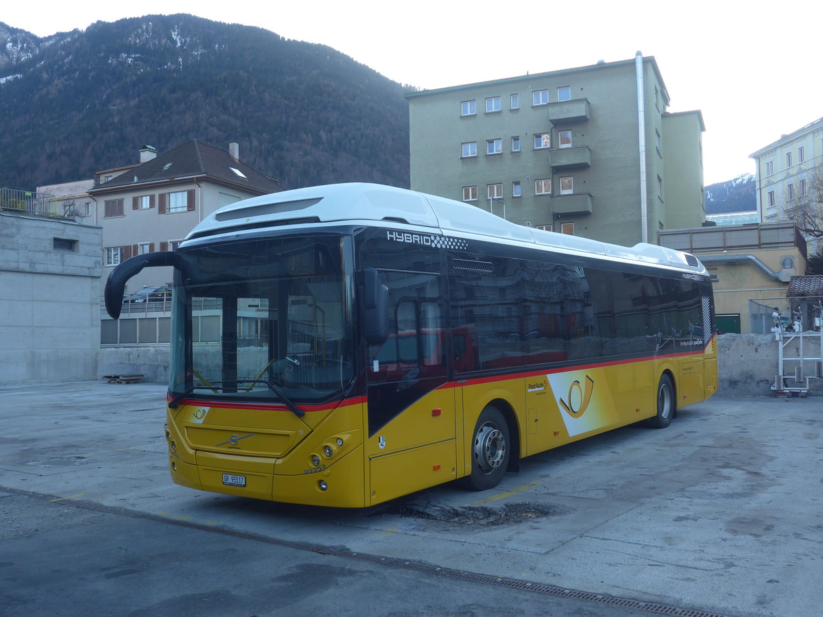 (213'224) - D�nser, Trimmis - GR 95'517 - Volvo am 1. Januar 2020 in Chur, Postgarage