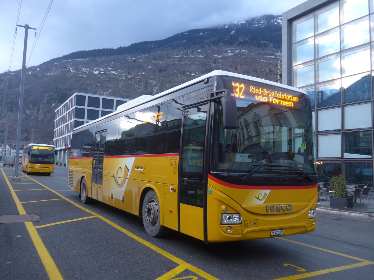 (213'377) - PostAuto Wallis - VS 424'838 - Iveco am 4. Januar 2020 beim Bahnhof Brig