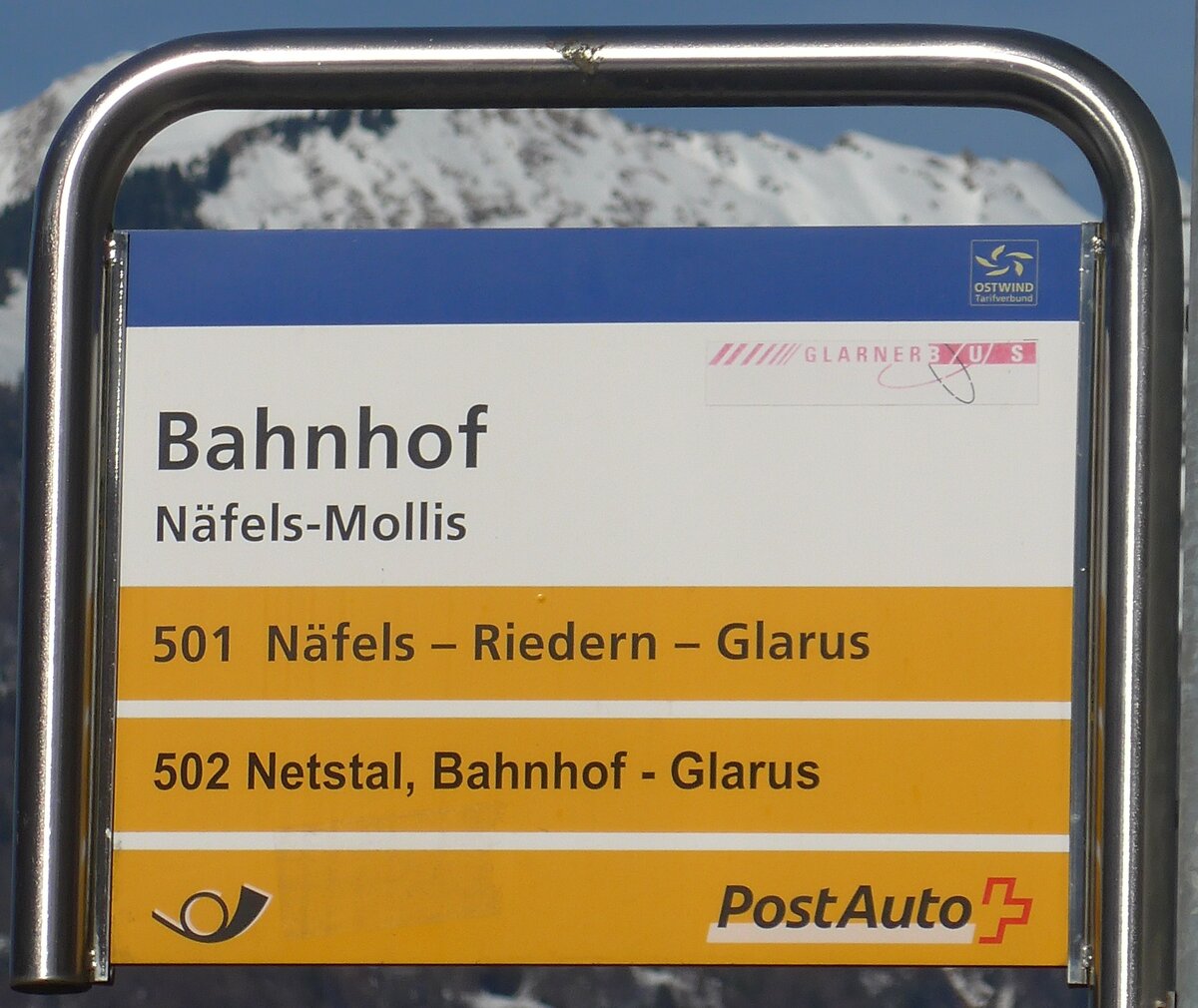 (214'203) - PostAuto/GLARNER BUS-Haltestellenschild - N�fels-Mollis, Bahnhof - am 15. Februar 2020