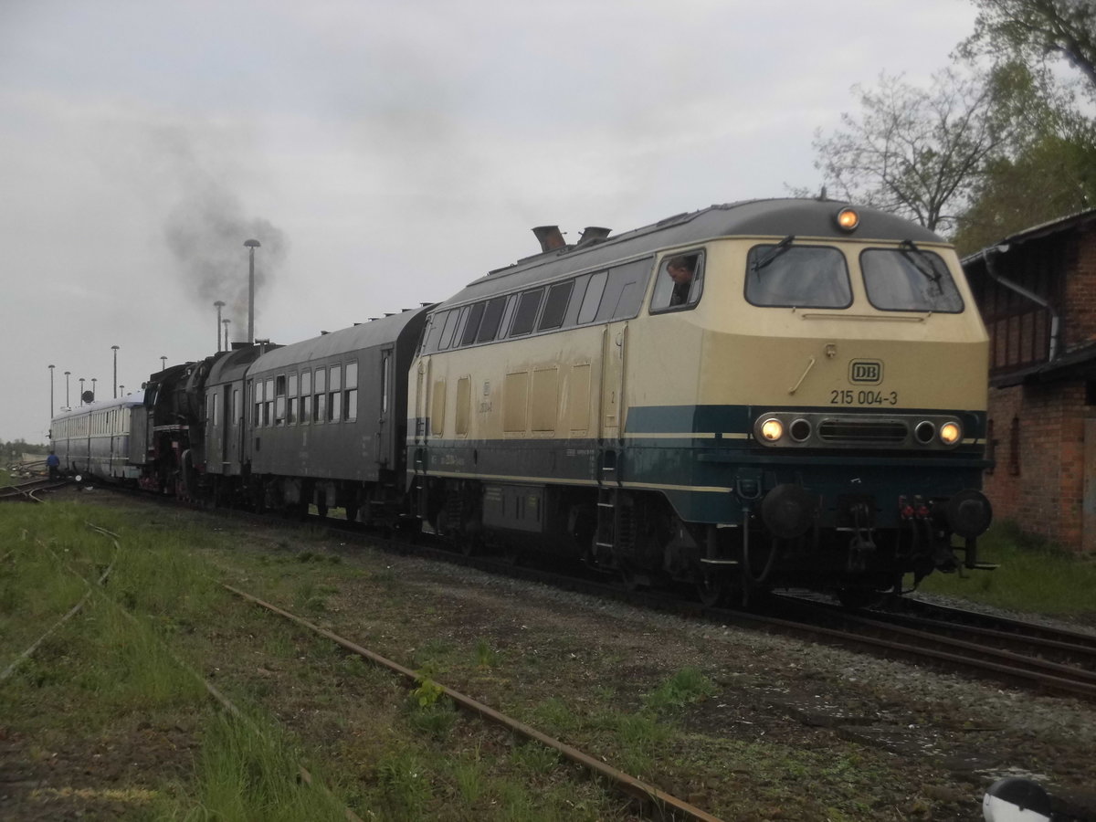 215 004 (225 004), 44 1486 und SVT 137 234 beim Reindr�cken ins Bw Sta�furt am 7.5.17