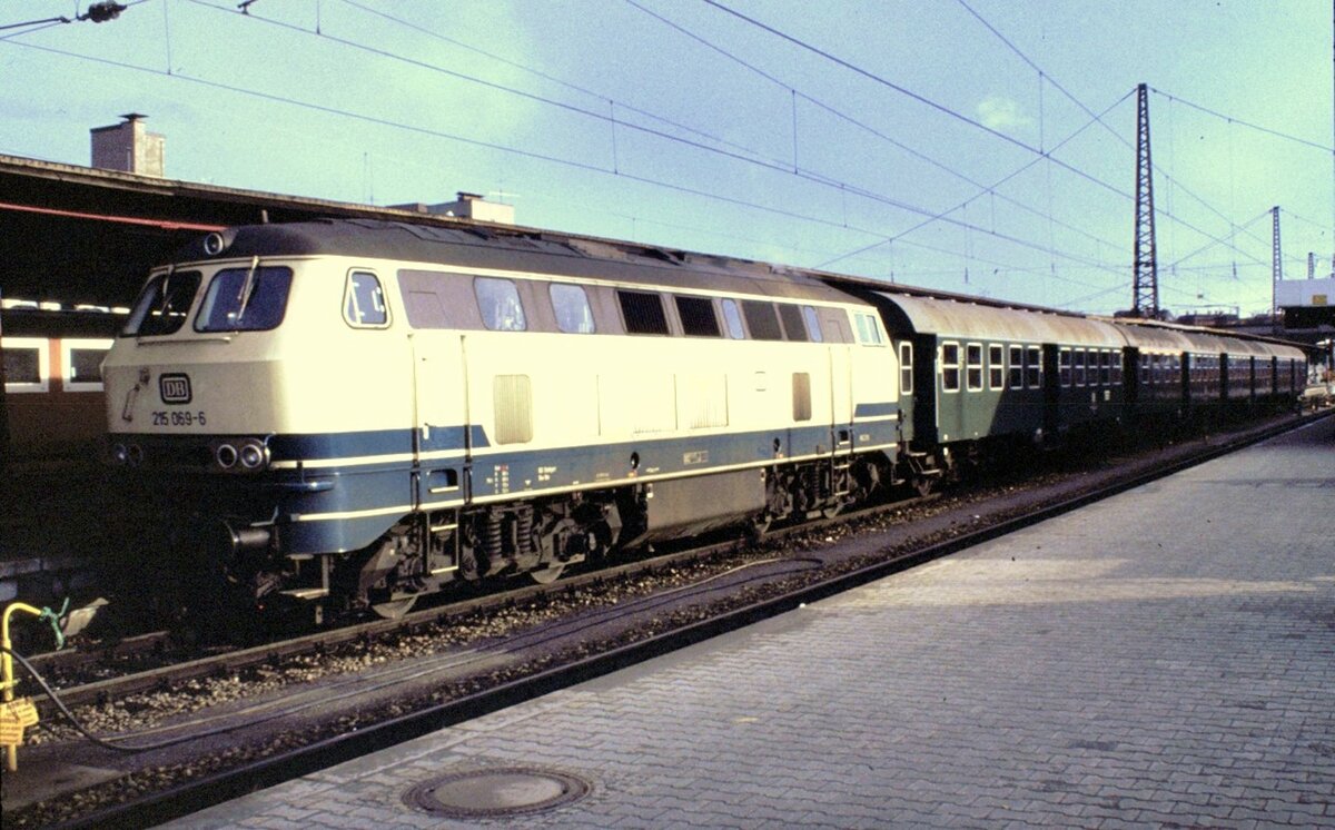 215 069-6 mit Umbauwagen in Ulm am 13.03.1982.
