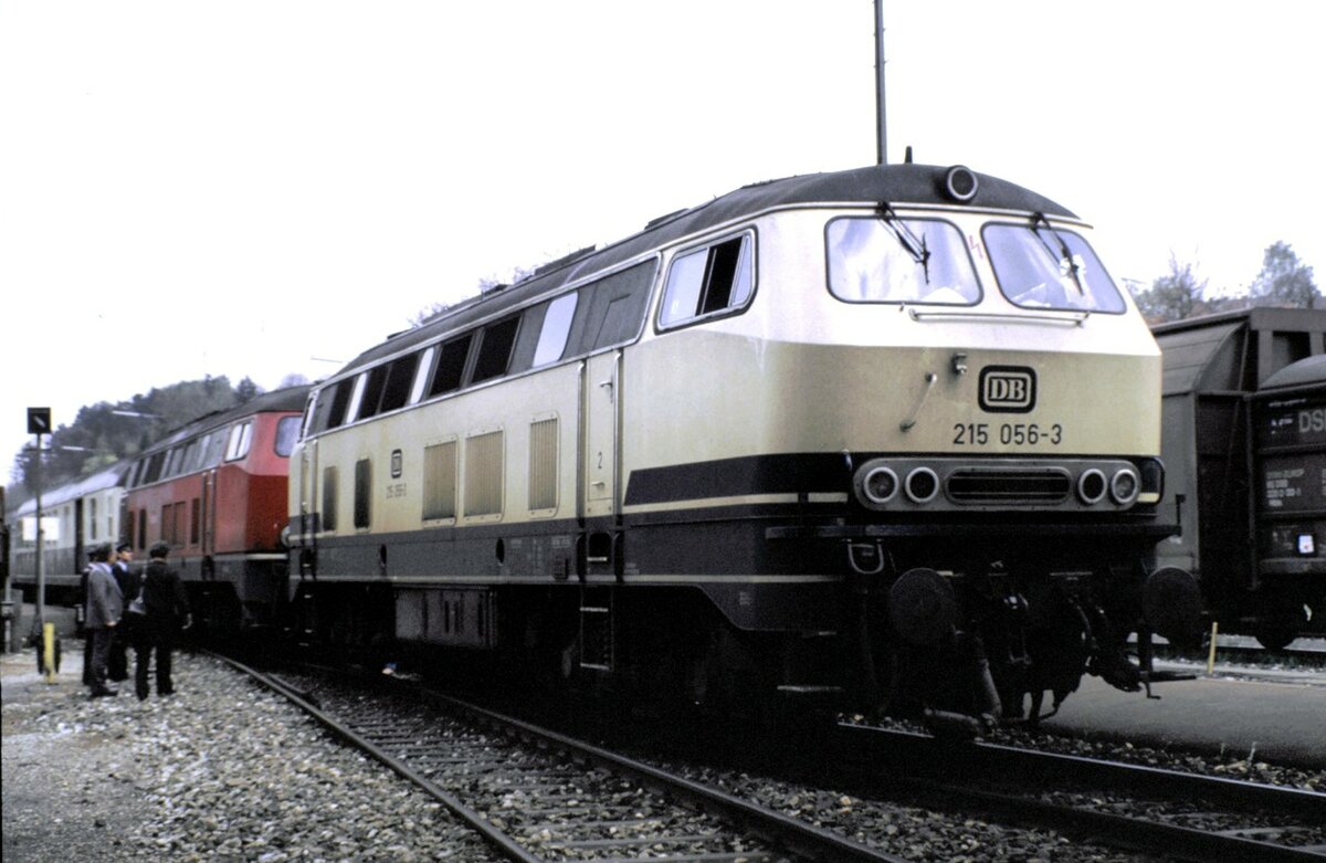 215 156-3 wurde vom Güterzug nach Ulm abgehängt und vor den Personenzug mit der defekten 215 149-6 gehängt. Im letzten Wagen waren eine Gruppe Fahrschüler, die sofort nach vorn kamen und ihrem Kollegen Ratschläge gaben, am 26.04.1985.