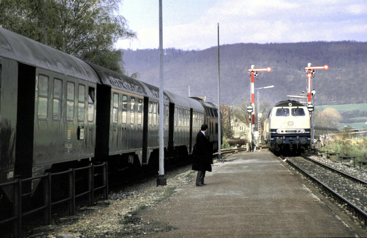 215 mit Umbauwagen in Oberkochen. Im entgegenkommenden Zug mit 218 442-2 sitzt meine Frau. Durch den Defekt an der 215 149-6 in Gingen an der Brenz hätte ich in Aalen nicht umsteigen können. Der nette Schaffner hat mir dann herausgesucht, wie und wo ich gesichert in den Gegenzug umsteigen kann. 