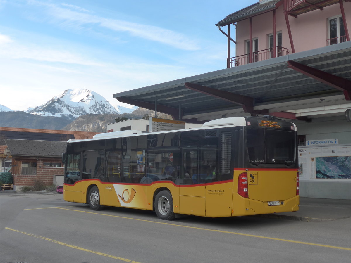 (215'102) - Fl�ck, Brienz - Nr. 21/BE 623'971 - Mercedes am 8. M�rz 2020 in Meiringen, Postautostation