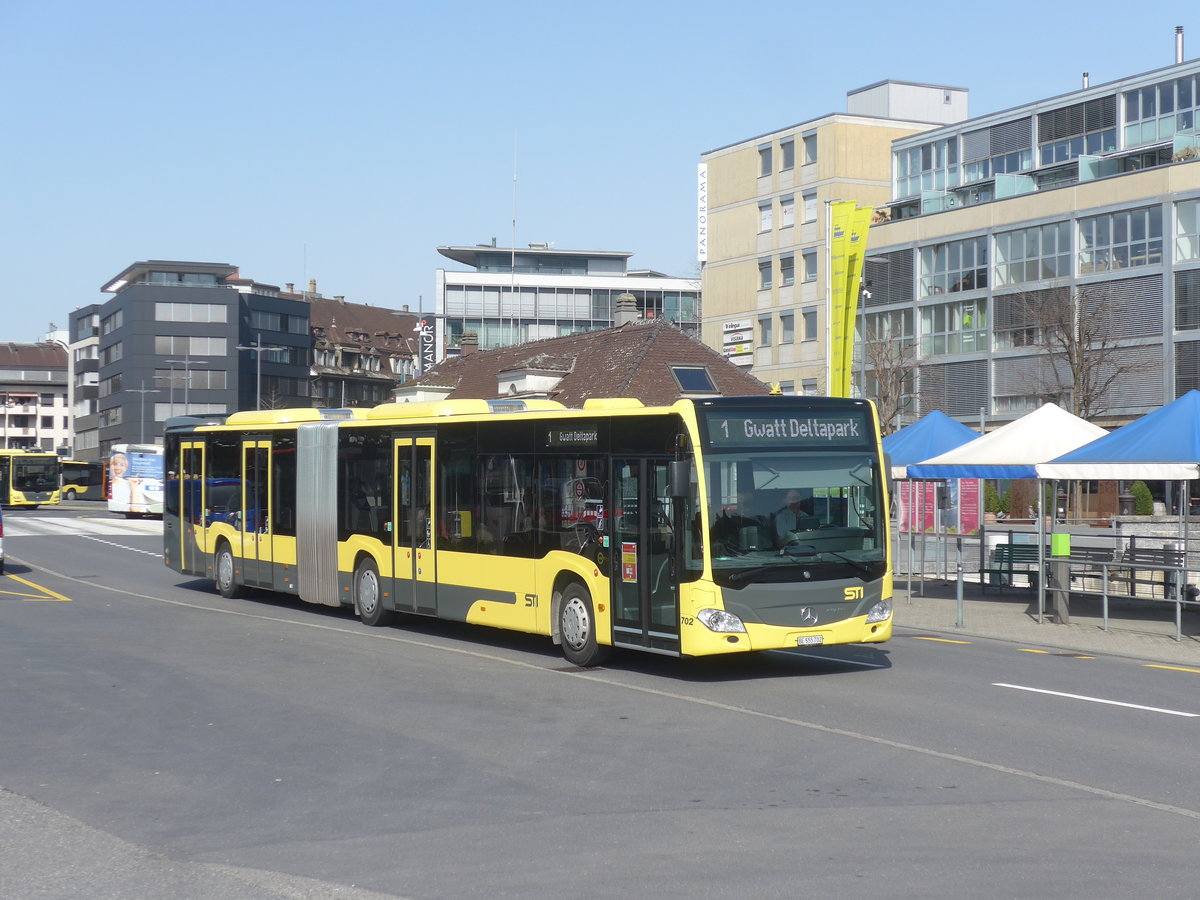 (215'352) - STI Thun - Nr. 702/BE 555'702 - Mercedes am 21. M�rz 2020 beim Bahnhof Thun