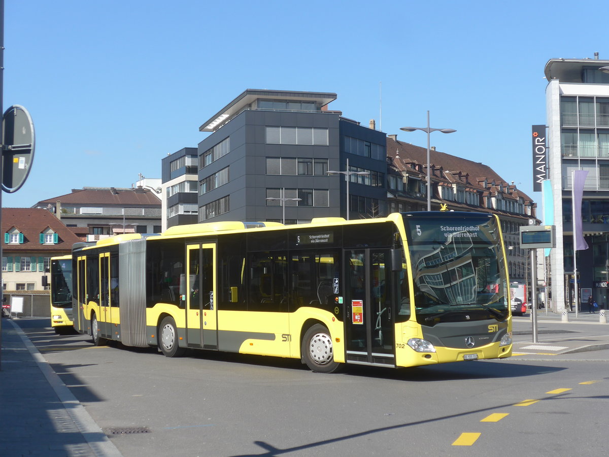 (215'474) - STI Thun - Nr. 702/BE 555'702 - Mercedes am 23. M�rz 2020 beim Bahnhof Thun